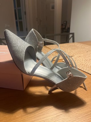 Zapatos de tacón plateados, usados una vez