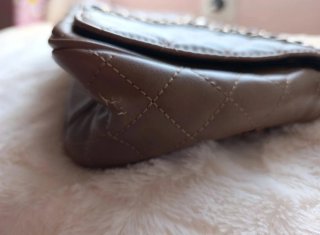 Bolso marrón acolchado con cadena dorada