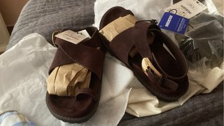Sandalias de serraje con hebilla dorada