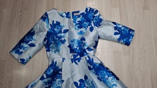 Vestido midi floral azul y blanco