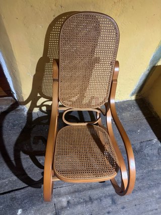 Mecedora de madera y ratán