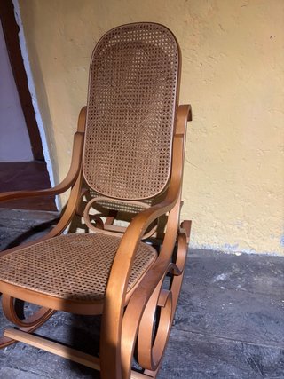 Mecedora de madera y ratán