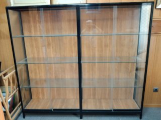 Mostrador-vitrina y vitrinas de tienda