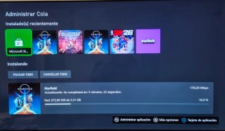 Xbox Series S Blanca con un mando no inalambrico.