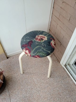 Taburete redondo con estampado floral