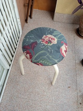 Taburete redondo con estampado floral