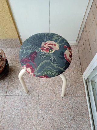 Taburete redondo con estampado floral