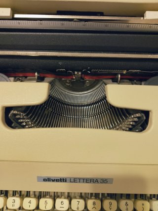 Macchina da scrivere Olivetti LETTERA 35