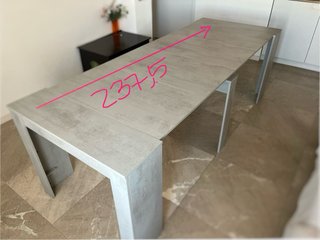 Mesa extensible gris cemento
