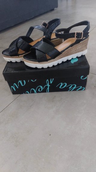 Sandalias negras de cuña verano