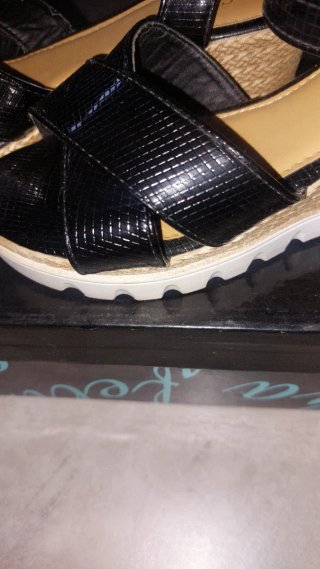 Sandalias negras de cuña verano