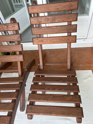 Sillas de madera marrones