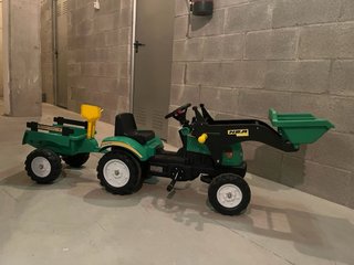 Tractor de pedales verde con pala