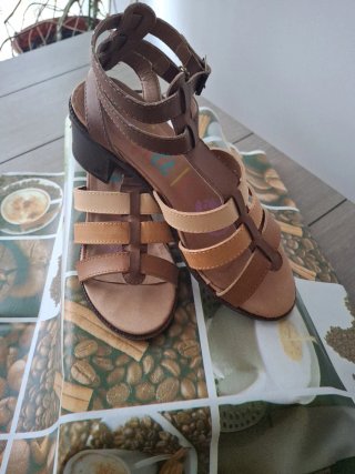 Sandalias de tiras marrones y beige