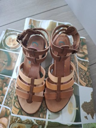 Sandalias de tiras marrones y beige
