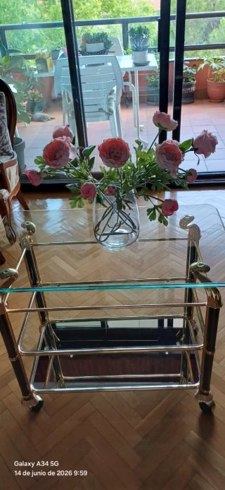 Mesa auxiliar dorada y metálica con cristal