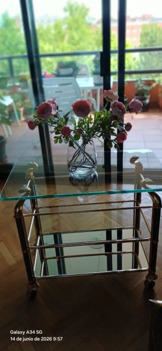 Mesa auxiliar dorada y metálica con cristal
