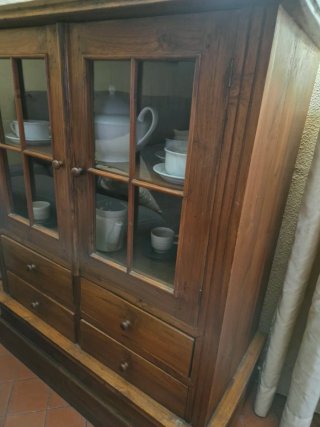 Cómoda de madera maciza con cristalera