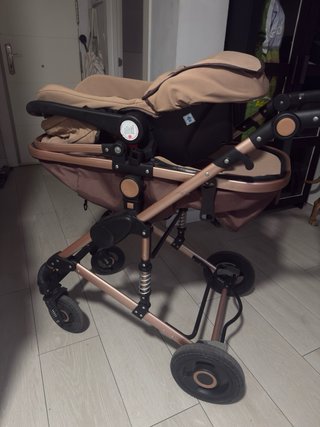 Carrito de bebé color beige y oro rosa