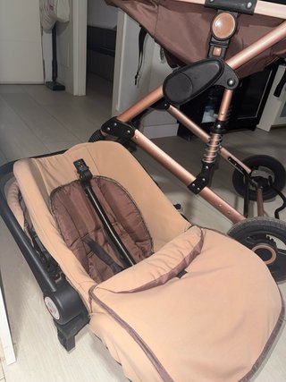 Carrito de bebé color beige y oro rosa