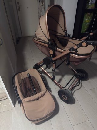 Carrito de bebé color beige y oro rosa