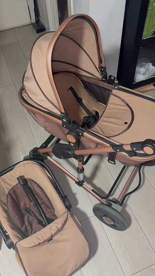 Carrito de bebé color beige y oro rosa