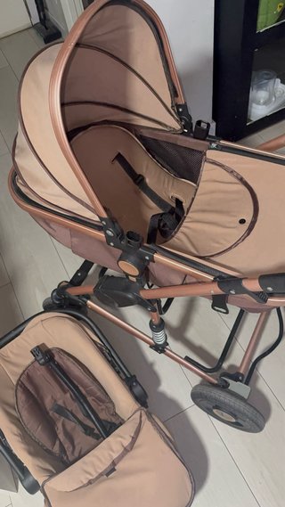 Carrito de bebé color beige y oro rosa
