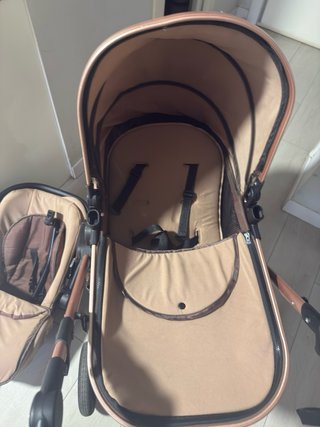 Carrito de bebé color beige y oro rosa