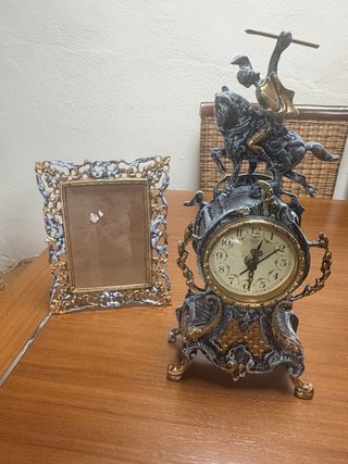Reloj de sobremesa y portafotos de bronce