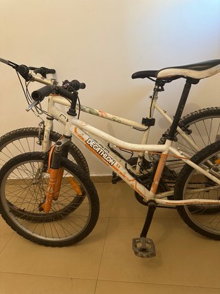Bicicleta Decathlon Blanca y Naranja