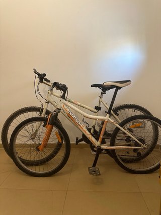 Bicicleta Decathlon Blanca y Naranja