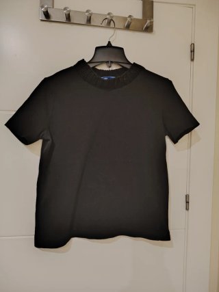 Camiseta negra con cuello adornado
