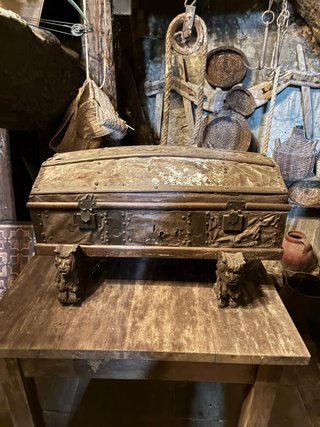 Baúl antiguo de metal y madera