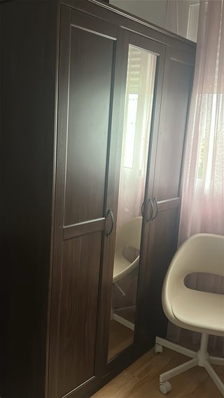 Armario de madera con puertas de cristal
