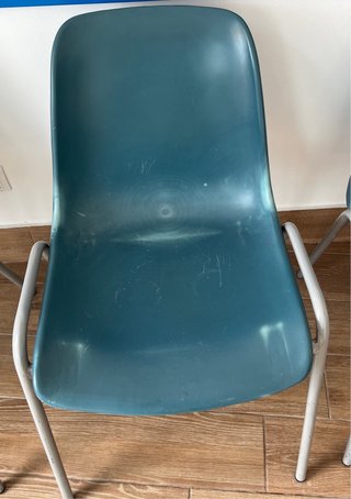 Sillas de plástico y metal 2€ por silla