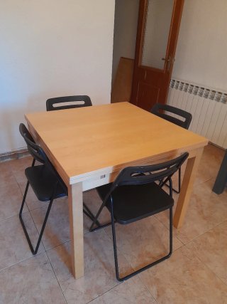 Mesa de comedor y 4 sillas