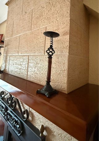 Chimenea de hierro con candelabros