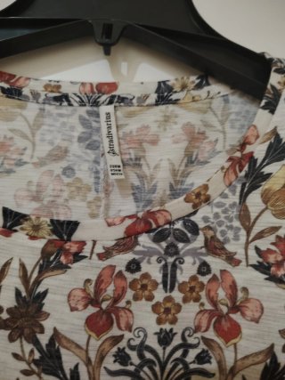 Camiseta Stradivarius flores m
