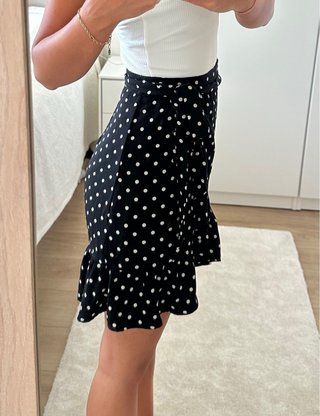 Falda corta lunares