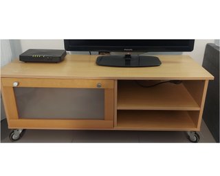 Mueble TV madera natural con ruedas