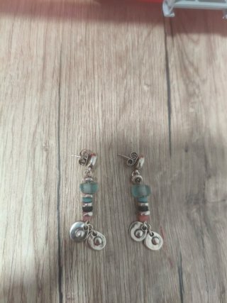 Pendientes Uno de 50 plata y multicolor