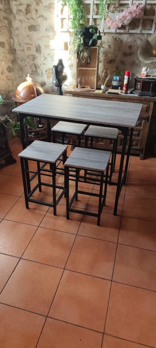 Mesa alta con 4 taburetes