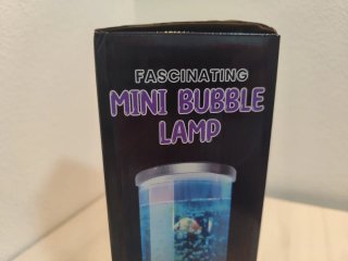Lámpara de burbujas con peces flotantes