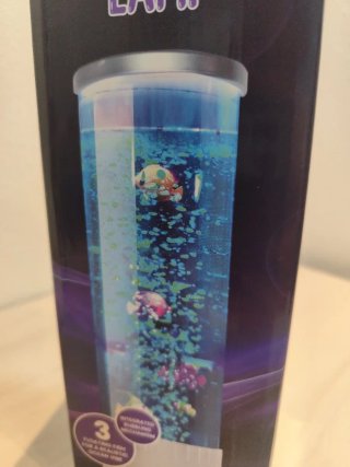 Lámpara de burbujas con peces flotantes