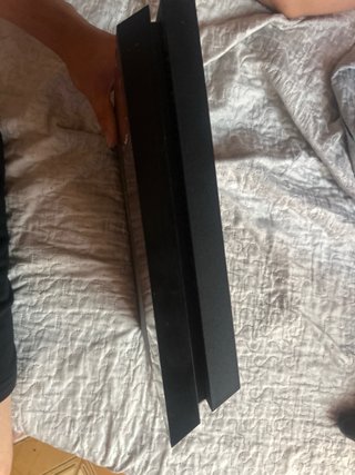 PS4 500GB Negra con pegatinas