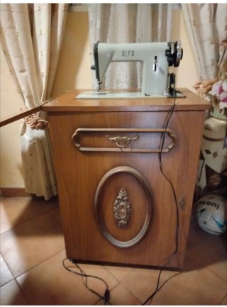 Máquina de coser Alfa antigua