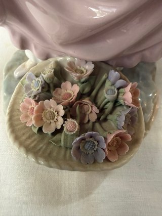Figura Lladró Niña con Flores