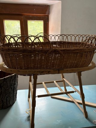 Cuna de mimbre con soporte