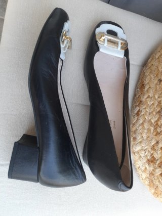 Zapatos negros mujer con detalle dorado