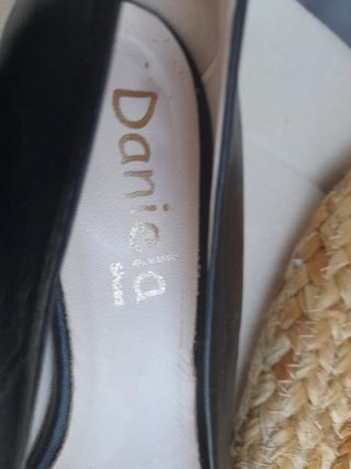 Zapatos negros mujer con detalle dorado